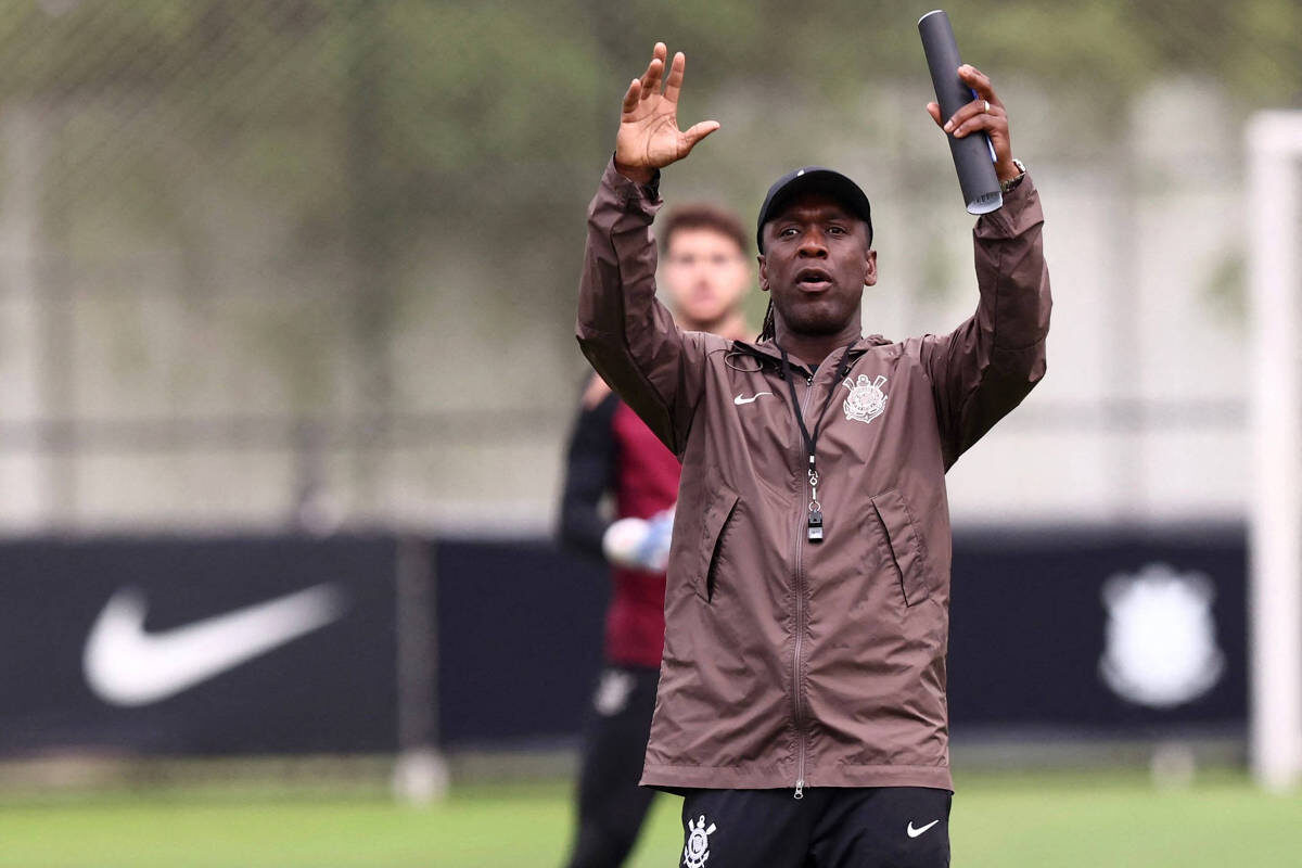 Seedorf estreia no Corinthians com missão contra a degola