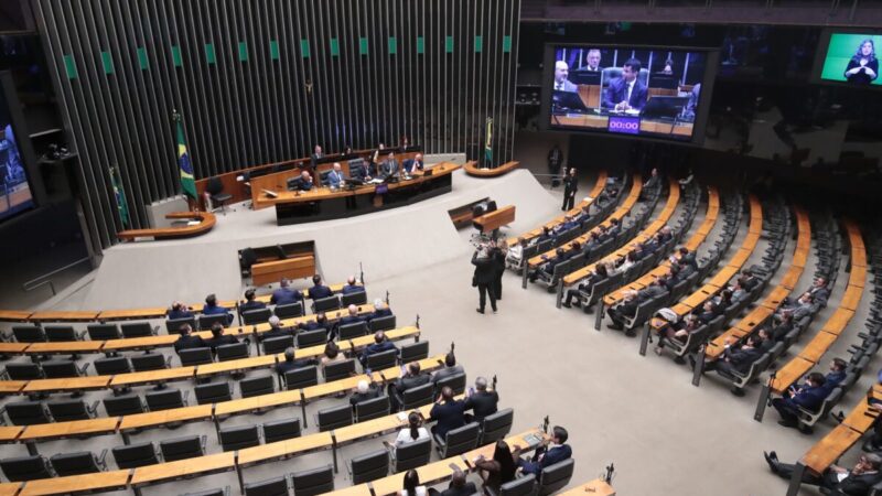 Concurso da Câmara dos Deputados detalha exigências para vagas de R$ 32 mil
