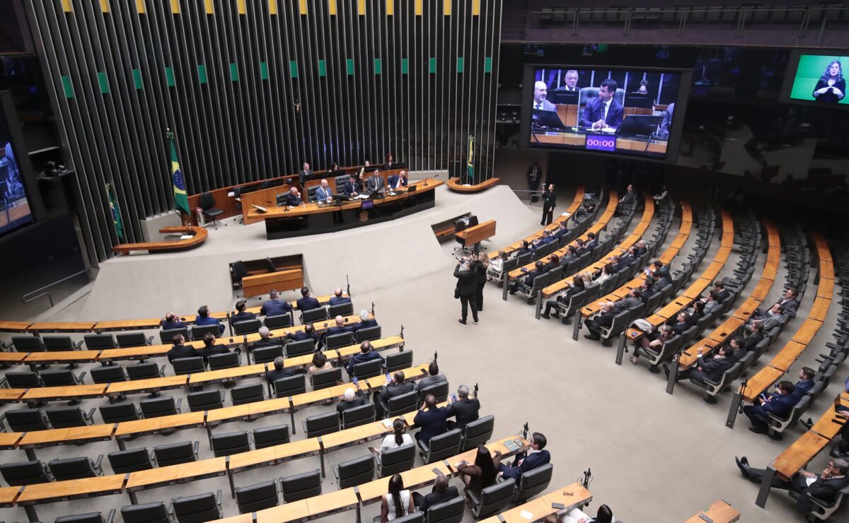 Concurso da Câmara dos Deputados detalha exigências para vagas de R$ 32 mil