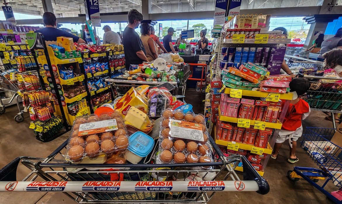 Consumo em supermercados brasileiros sobe 2,70% até setembro
