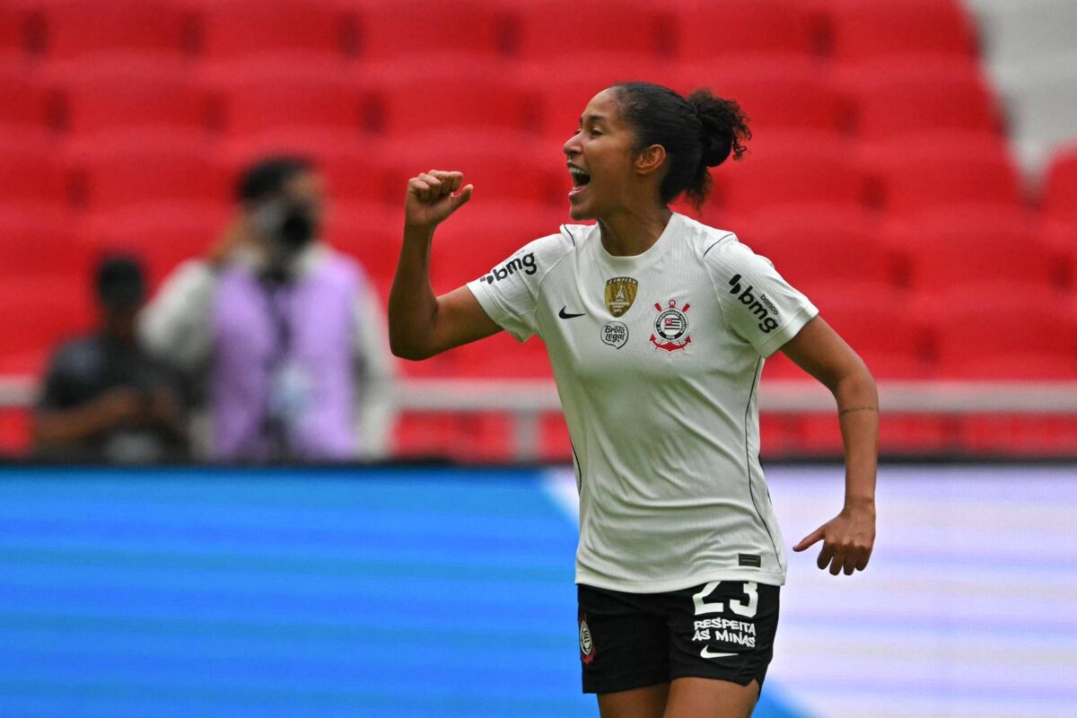 Corinthians bate Santa Fe de virada e vai à final da Libertadores
