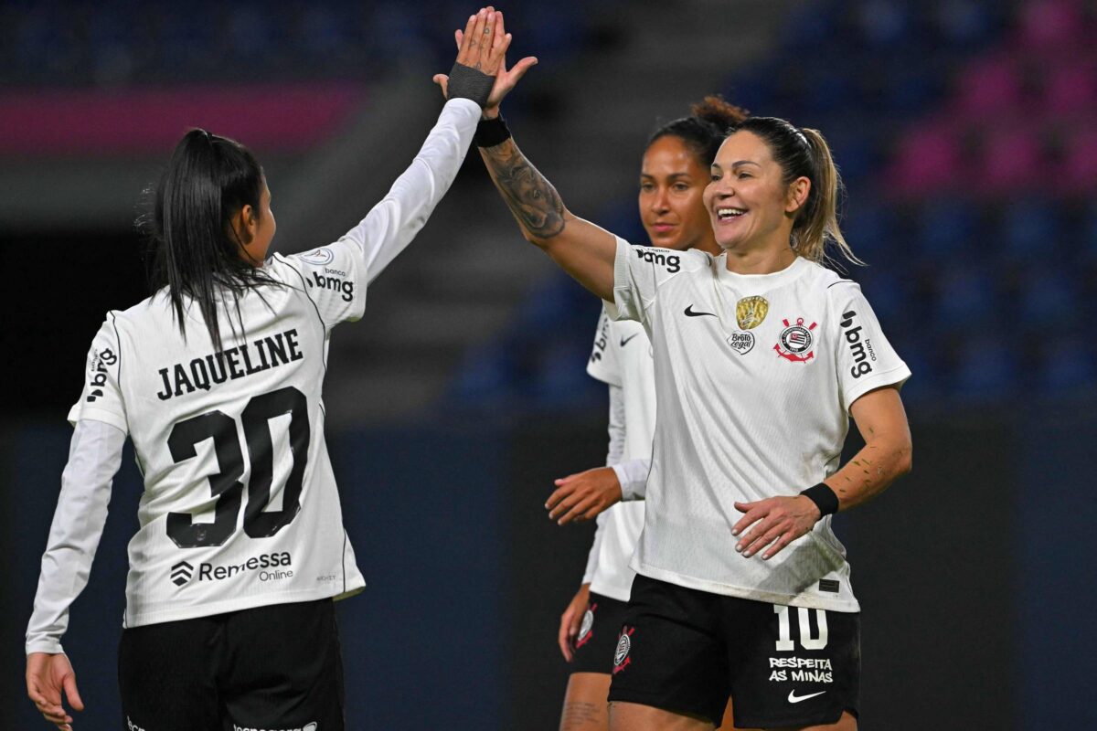 Corinthians atropela equatorianas e vai à semi da Libertadores