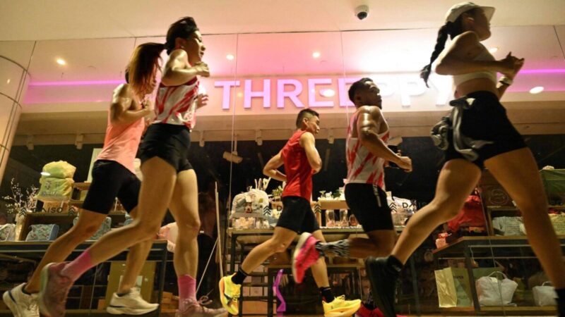 Corredores de Singapura usam shoppings para treinar após fumaça poluir ar