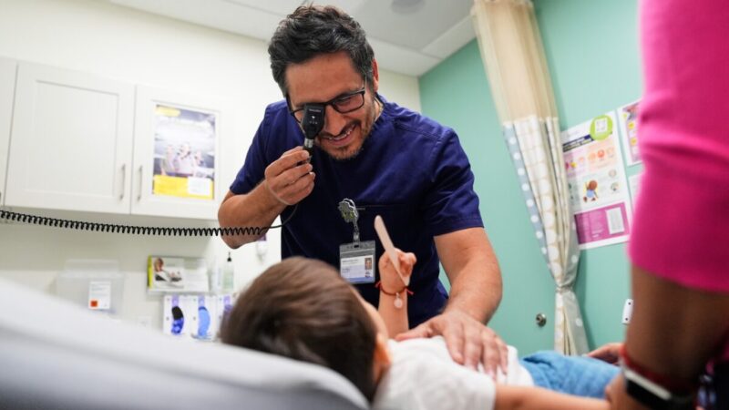 Cortes de Trump no Medicaid tiram seguro de saúde de refugiados