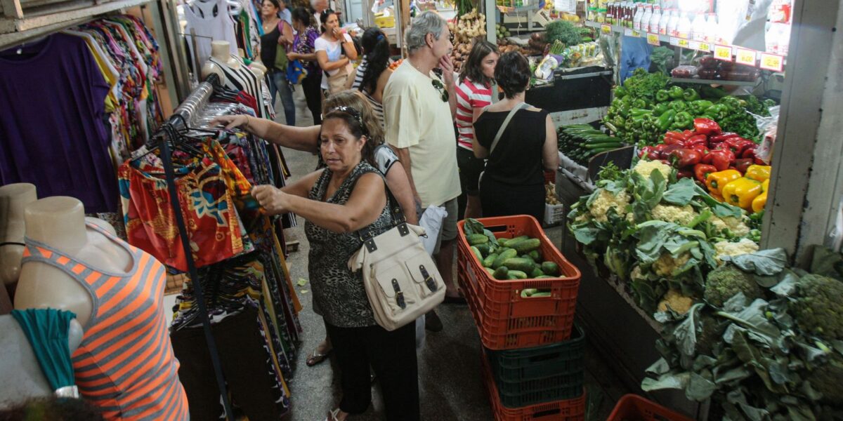 Cortes em auxílios sociais ameaçam economia de cidades do interior