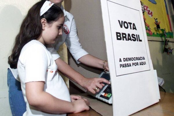 Datafolha aponta alta de amigos e redes sociais na decisão do voto presidencial