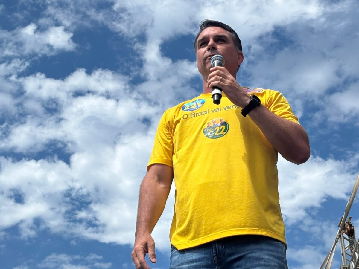 Flávio Bolsonaro aciona o TSE contra a Meta por anúncios negativos