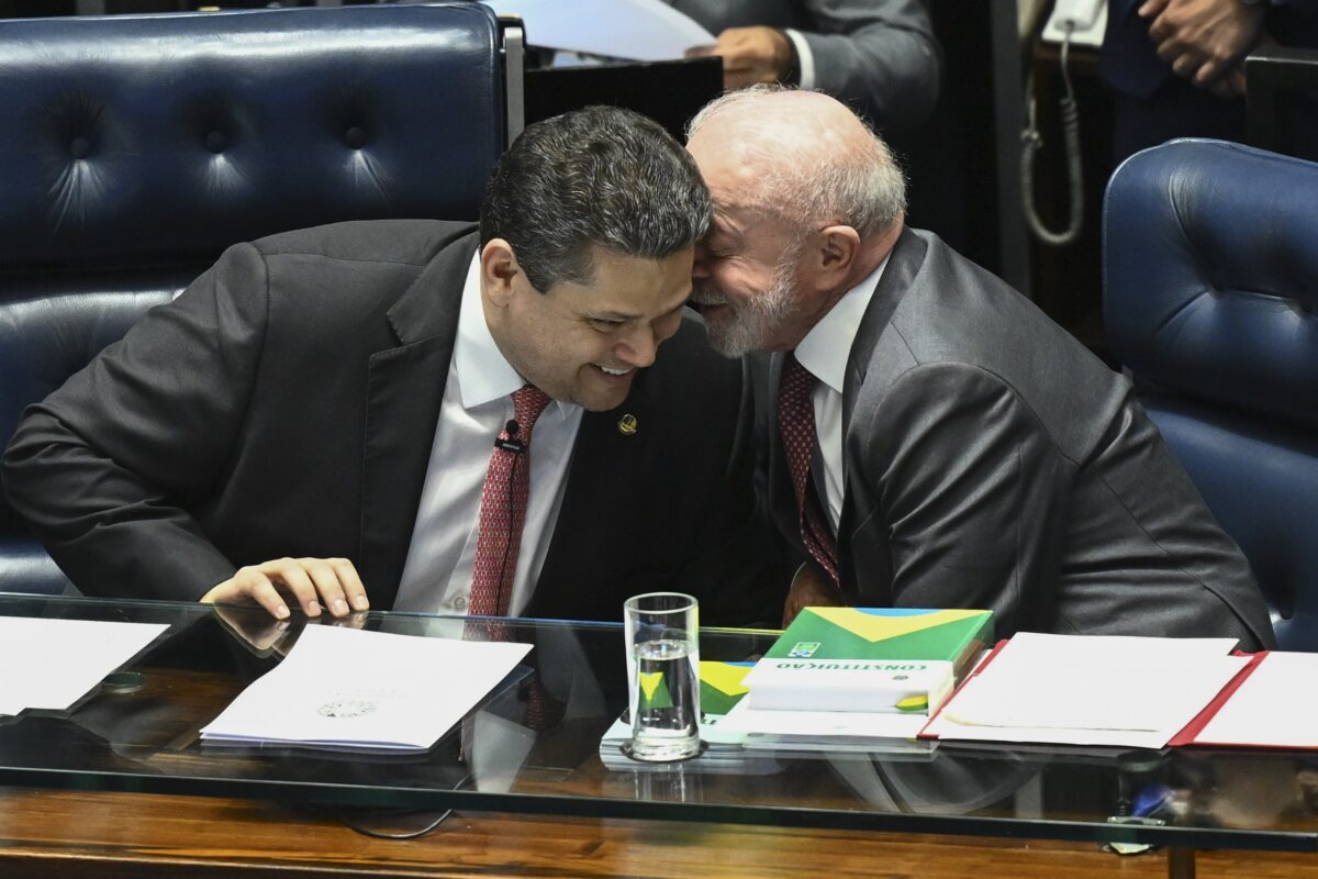 Lula vence virada histórica e busca alianças no Congresso