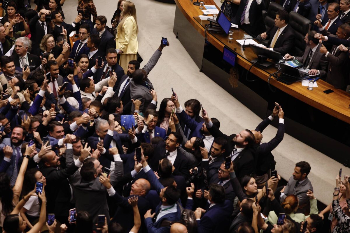 Alta de 54% em emendas parlamentares dificulta renovação no Congresso
