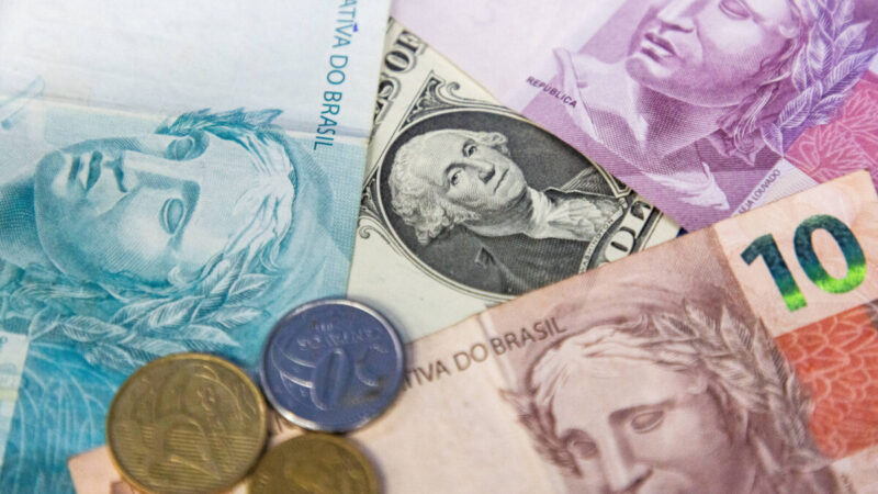 Dólar abre em alta com Flávio à frente de Lula em nova pesquisa eleitoral