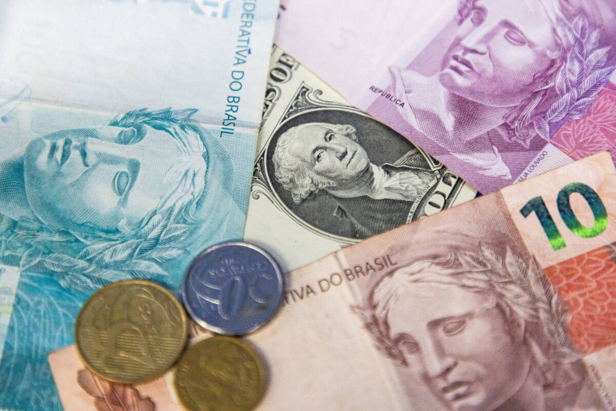 Dólar abre em alta com Flávio à frente de Lula em nova pesquisa eleitoral