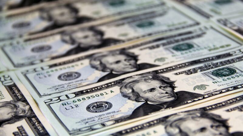 Dólar abre em alta com foco na inflação americana e cenário eleitoral
