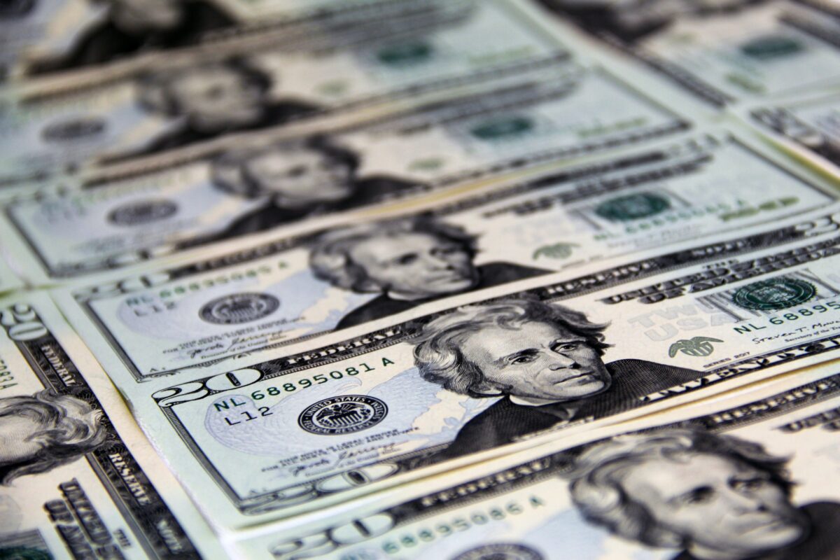 Dólar abre em baixa e inflação de setembro foca o mercado financeiro