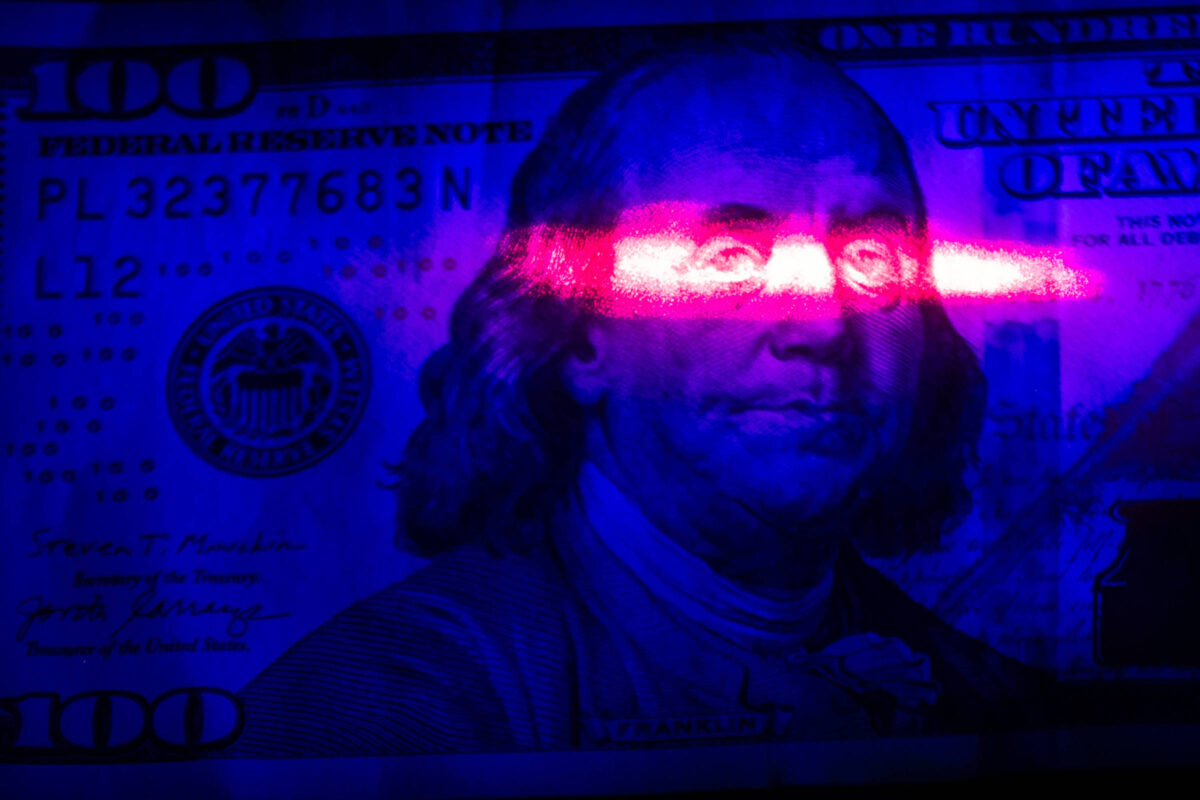 Dólar abre em queda com eleição e inflação acima do esperado