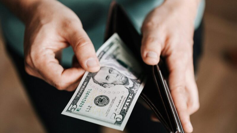 Dólar cai a R$ 4,99 e Ibovespa sobe antes do 2º turno das eleições
