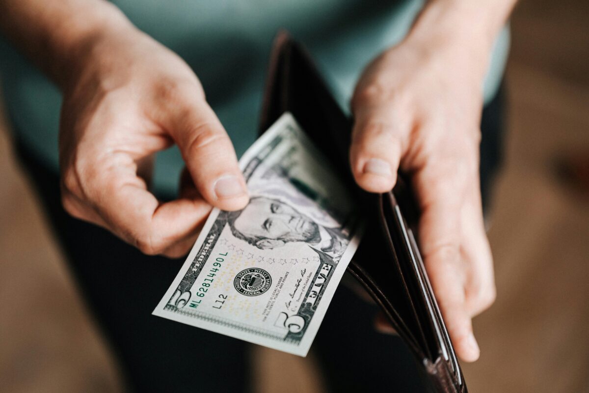 Dólar cai a R$ 4,99 e Ibovespa sobe antes do 2º turno das eleições