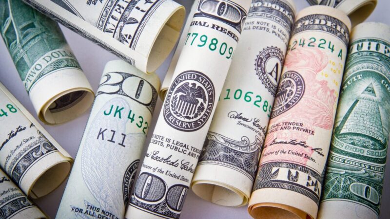 Dólar cai a R$ 5,04 e Ibovespa recua com mercado focado nas eleições