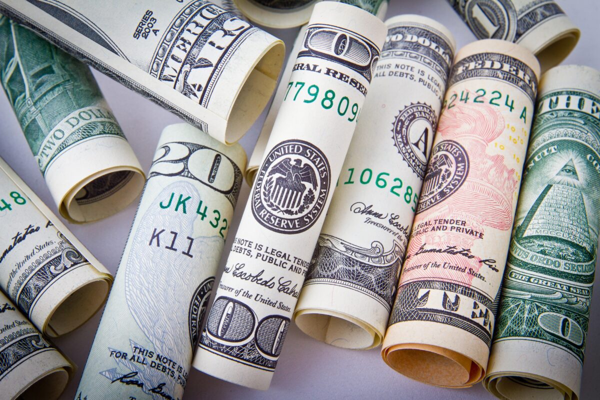 Dólar cai a R$ 5,04 e Ibovespa recua com mercado focado nas eleições
