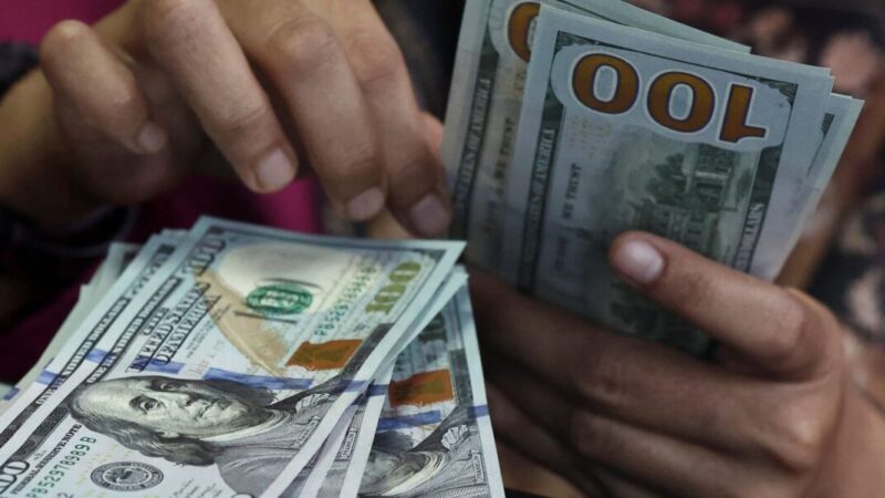 Dólar dispara para R$ 5,44 e registra maior alta semanal desde 2008
