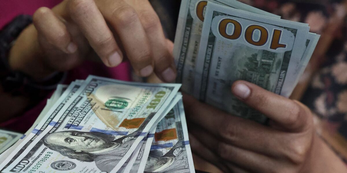 Dólar dispara para R$ 5,44 e registra maior alta semanal desde 2008