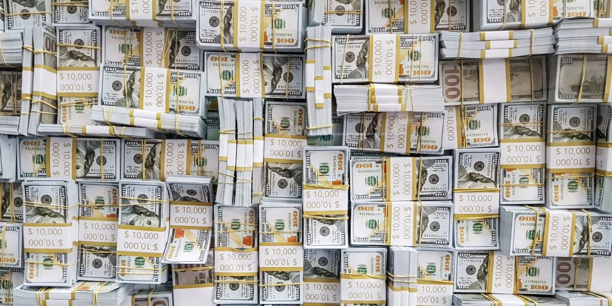 Dólar fecha acima de R$ 5,22 impulsionado por tensão internacional