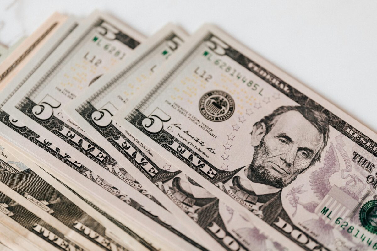 Dólar opera em alta, com foco em inflação americana e cenário político brasileiro; Ibovespa cai