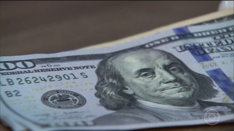 Dólar sobe e bolsa cai com petróleo em baixa e eleições