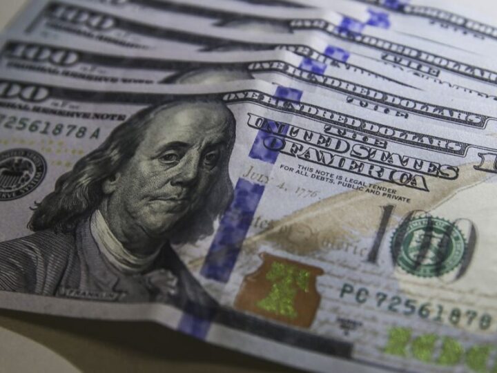 Dólar volta a superar R$ 5 e Ibovespa cai após forte alta pós-eleição