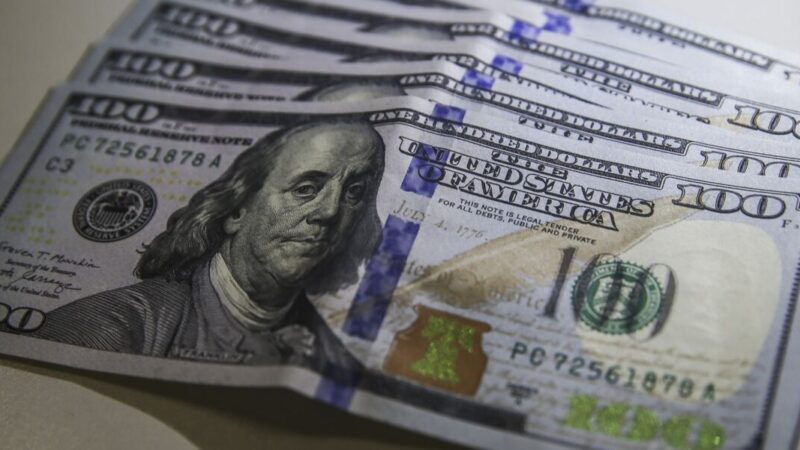 Dólar volta a superar R$ 5 e Ibovespa cai após forte alta pós-eleição