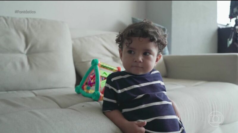 Menino brasileiro ouve pela primeira vez após terapia gênica inédita