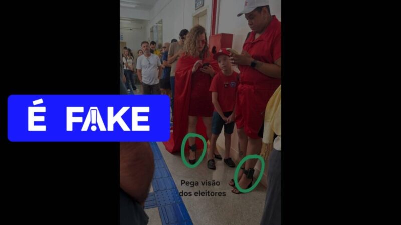 Checagem aponta que foto de eleitores de vermelho com tornozeleira em votação é falsa