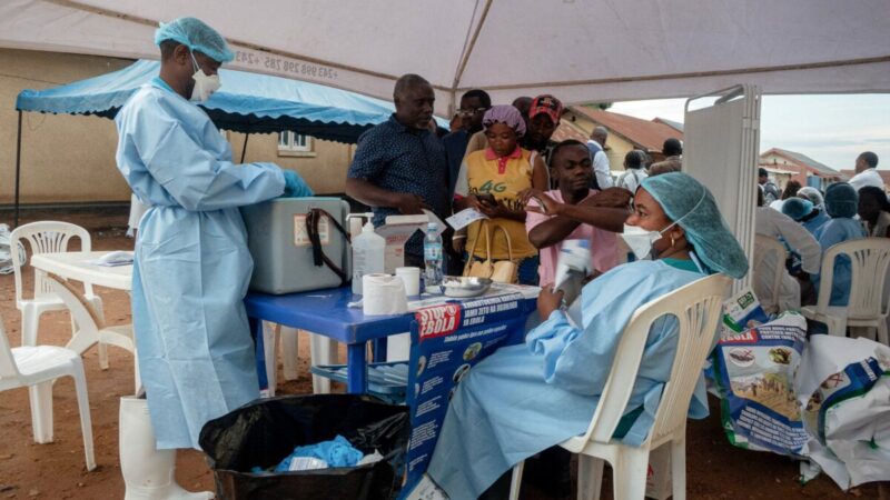 Enfermeiro é morto por jovens durante combate ao ebola no Congo