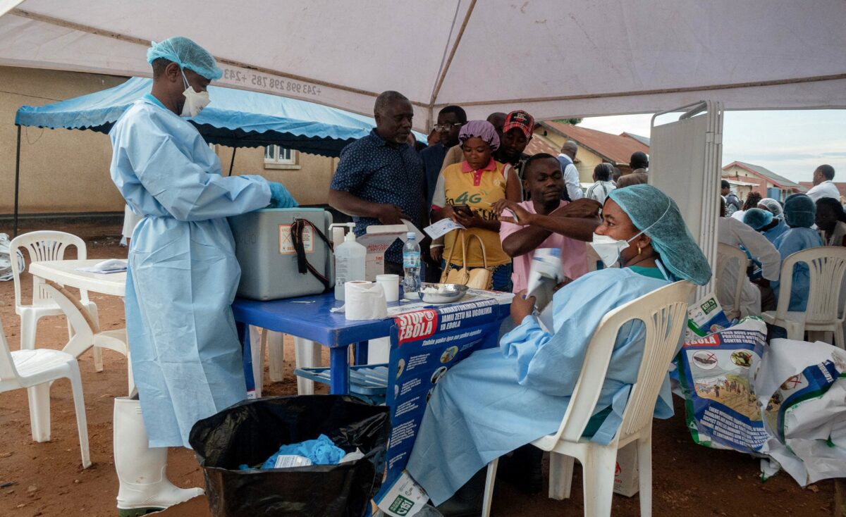 Enfermeiro é morto por jovens durante combate ao ebola no Congo