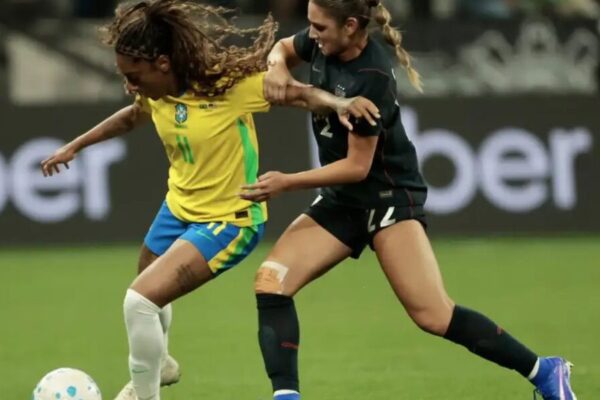 Caminhos da reportagem debate os avanços e desafios do futebol feminino