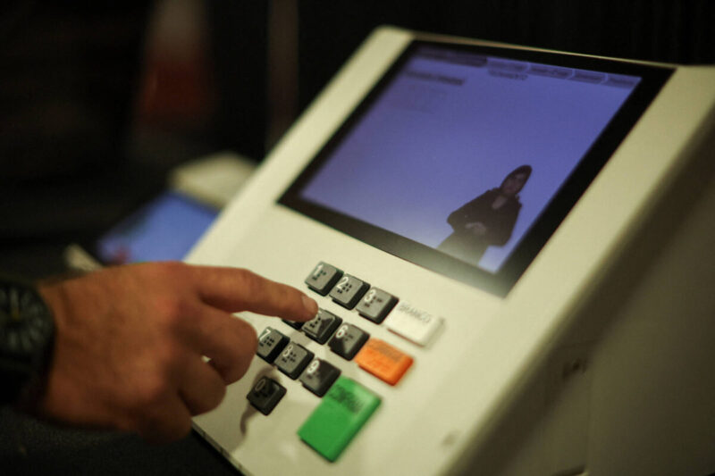 Eleições 2026: mais de 158 milhões de eleitores votam em disputa acirrada