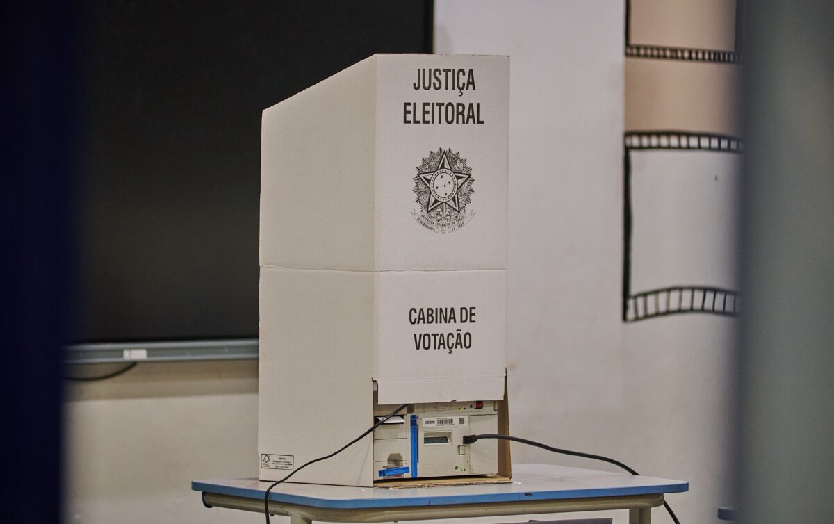 Eleições 2026: saiba quando a assinatura no caderno de votação é obrigatória