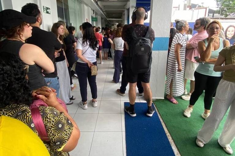 Eleitores enfrentam longas filas no primeiro turno devido a urnas quebradas