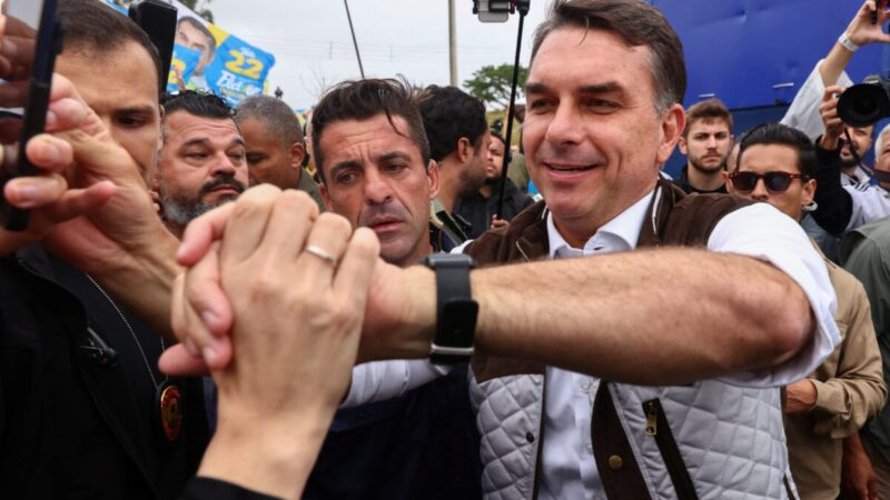 Flávio Bolsonaro criticou Bolsa Família em posts apagados