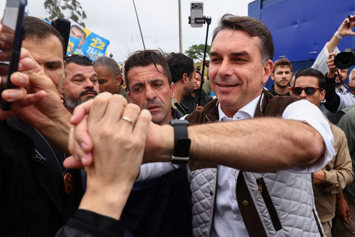 Em posts apagados, Flávio Bolsonaro critica Bolsa Família e diz que 'PT perpetua pobreza com bolsa-farelo'