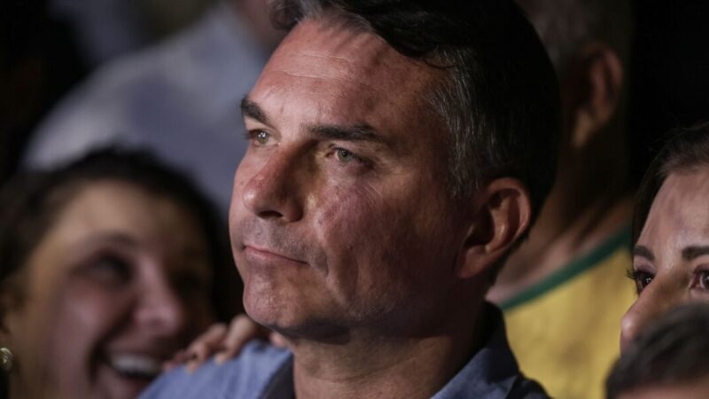 Flávio Bolsonaro evita detalhar planos e faz acusações sem provas em sabatina