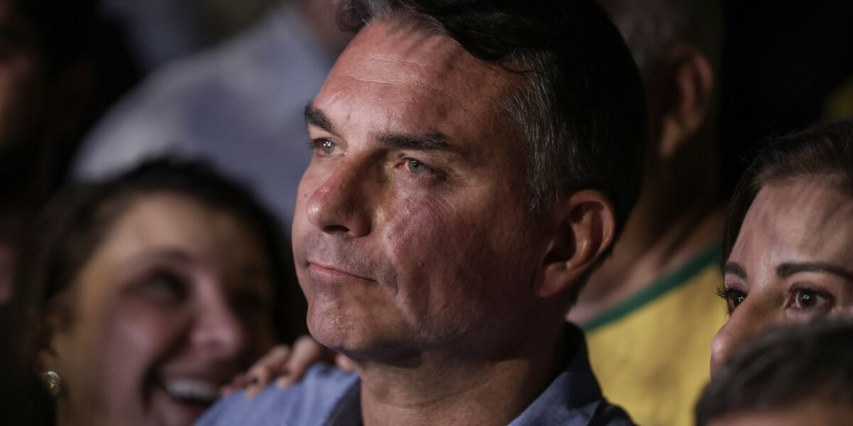 Flávio Bolsonaro evita detalhar planos e faz acusações sem provas em sabatina