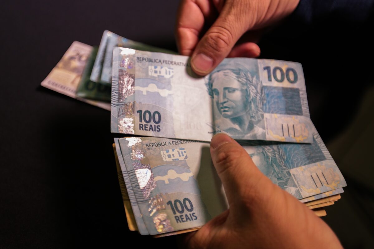 Endividamento das famílias brasileiras cai pela primeira vez no ano