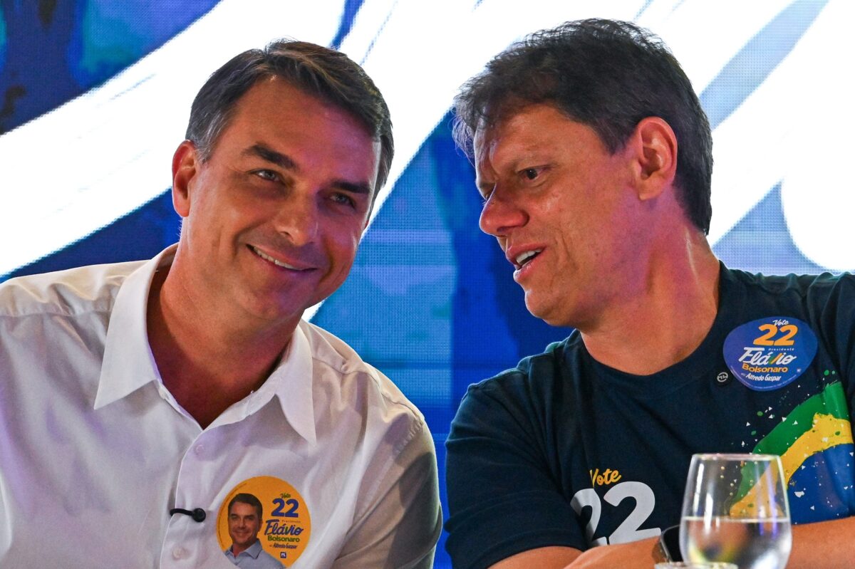 Tarcísio pede que Flávio Bolsonaro aceite urna após carta golpista