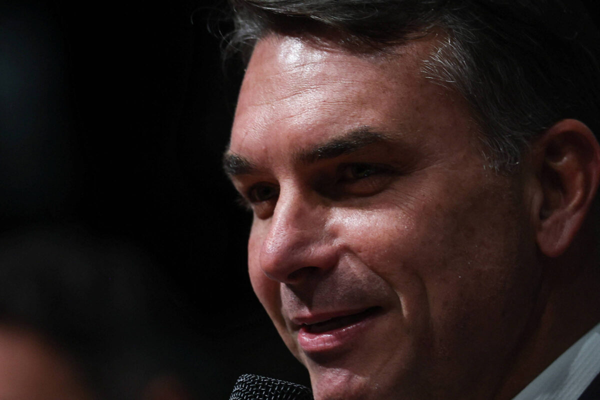 Esposa de executivo da indústria química doa milhão para Flávio Bolsonaro
