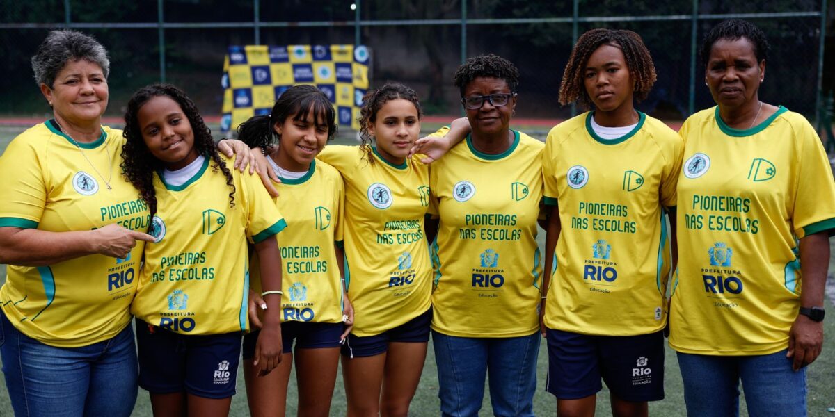 Ex-jogadoras da seleção inspiram alunas em escolas públicas do Rio