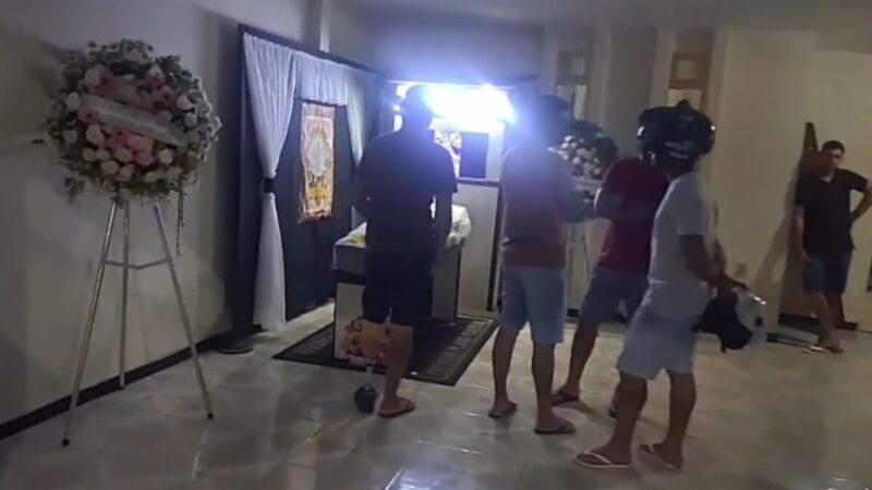 Cateane Santos Sampaio é sepultada após feminicídio em Moita Bonita