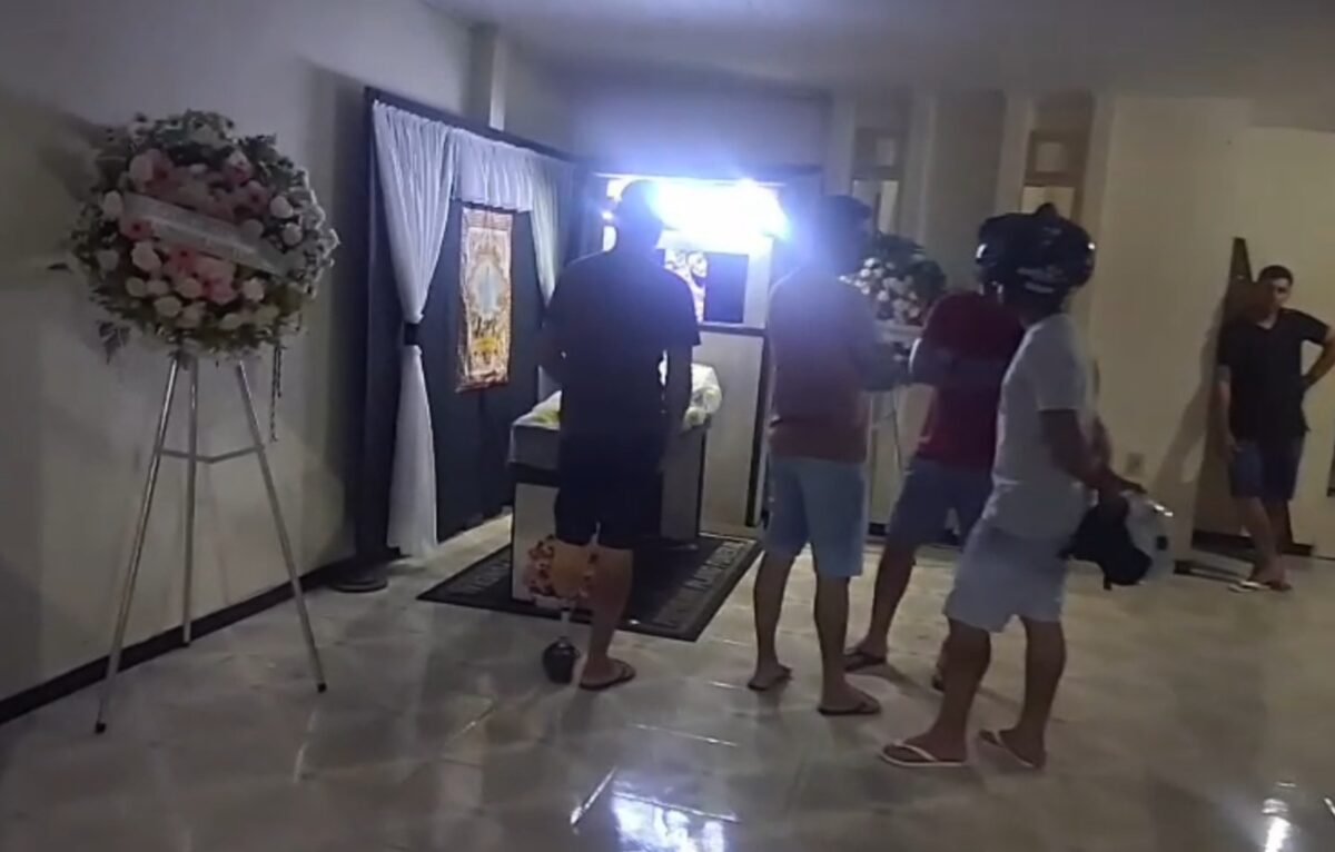 Familiares e amigos se despedem de mulher morta a facadas em Moita Bonita