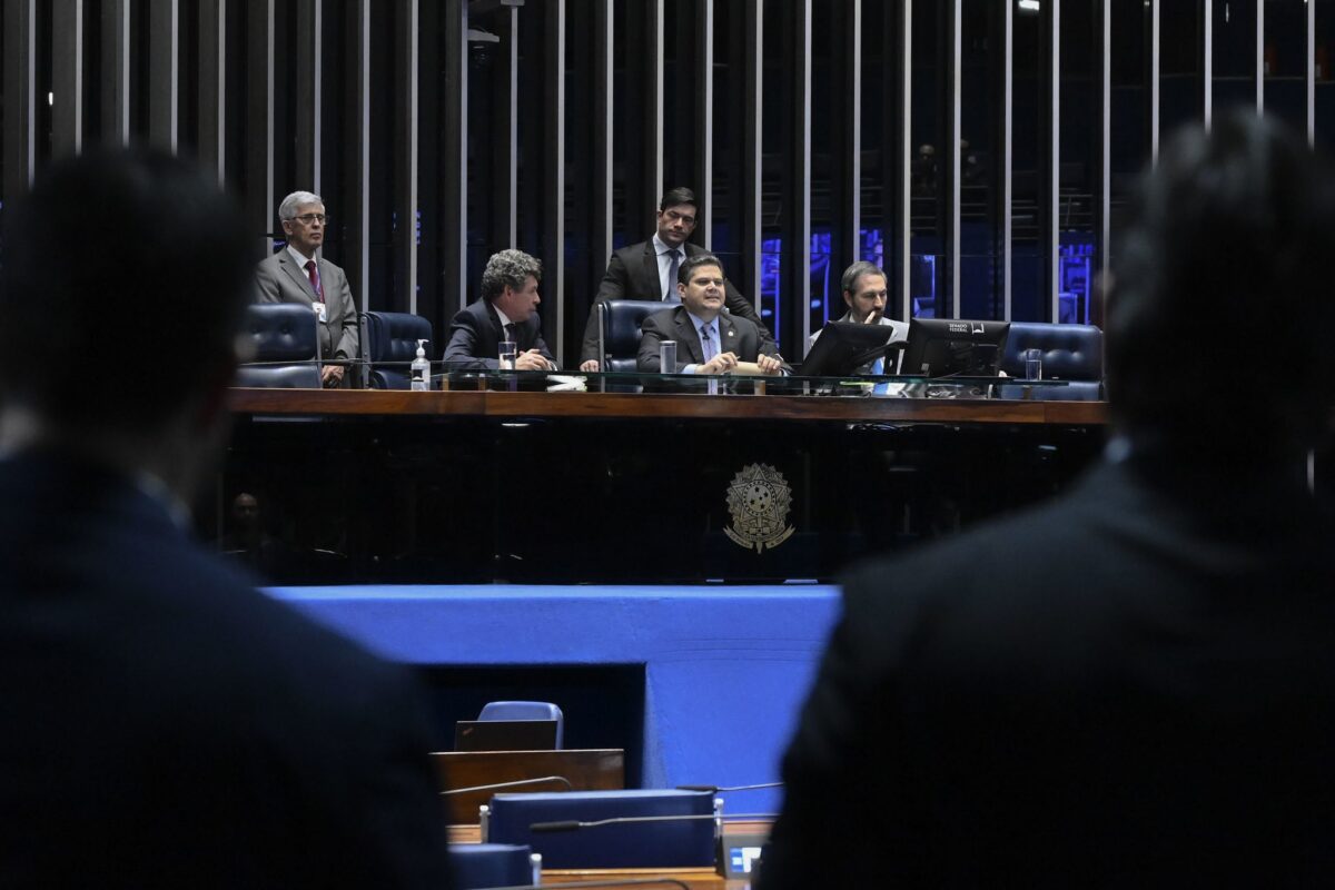 Senado debate fim da escala 6×1 enquanto governo articula votação acelerada