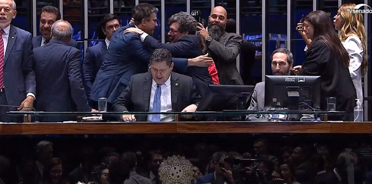Senado aprova fim da escala 6×1 e vitória vira trunfo na reta final