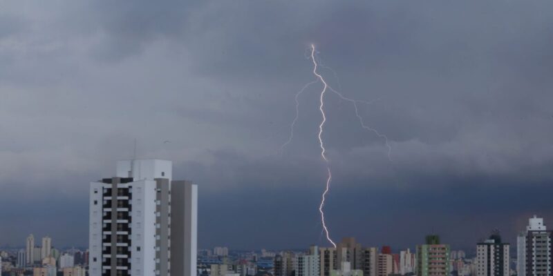 Eleições terão chuva forte e alertas de grande perigo pelo país